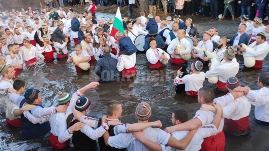 Мъжко хоро в Калофер за Богоявление
