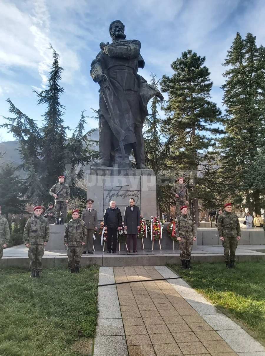 Във Враца се поклониха пред паметника на Ботев
