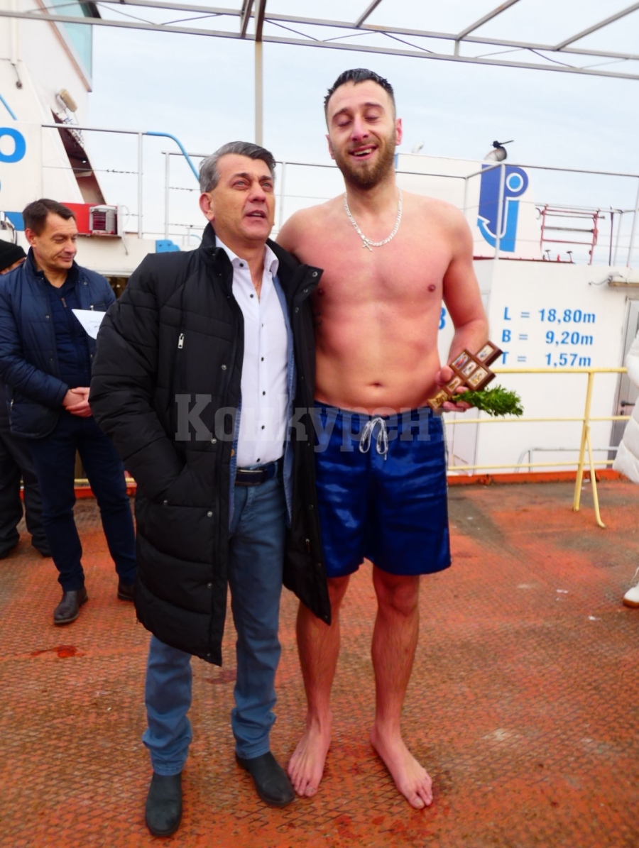 За трети път Симеон Алексиев извади кръста от ледените води на Дунав край Лом СНИМКИ