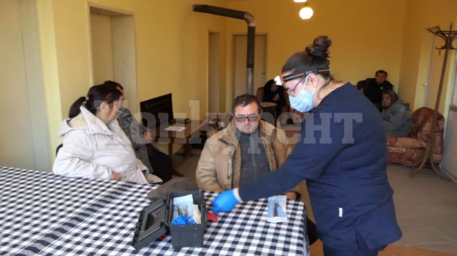 Зъболекар излезе от кабинета си, за да преглежда пациенти по селата
