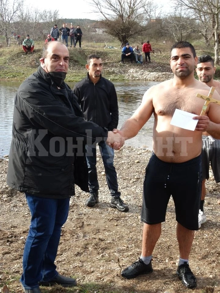 Алберт Ангелов от Ракево „спаси“ кръста от водите на река Лева край Криводол СНИМКИ