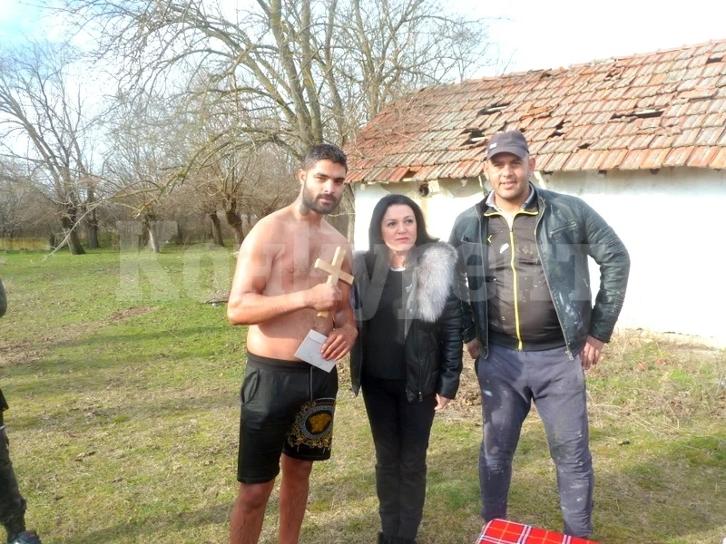 Благой Благоев пръв извади кръста от водите на язовир „ Велчов лъг“ в Борован СНИМКИ