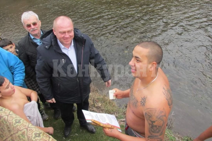 Вижте кой извади кръста от водите на река Лом край Ружинци СНИМКИ