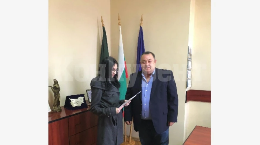 Кметът на Кула връчи сертификат на млада поетеса