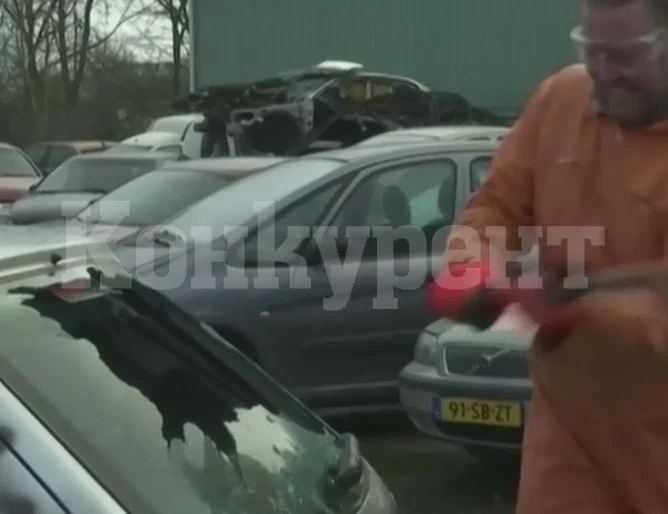 В Нидерландия борят стреса от COVID като трошат коли или крещят на плажа