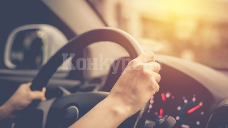 Млад мъж се заби с колата си в банка