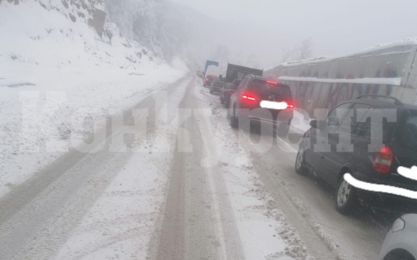 В Северозапада е страшно! Пътищата са блокирани, две катастрофи затрудняват движението на Е-79