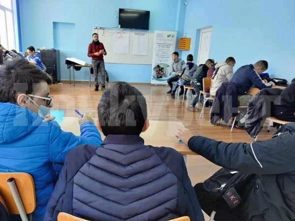 Младежи от Враца учиха ученици в кампания \