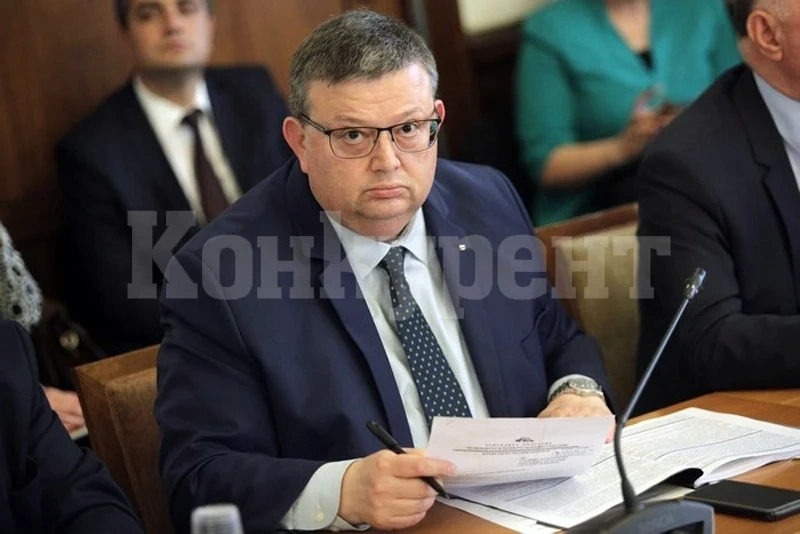 Цацаров подава оставка