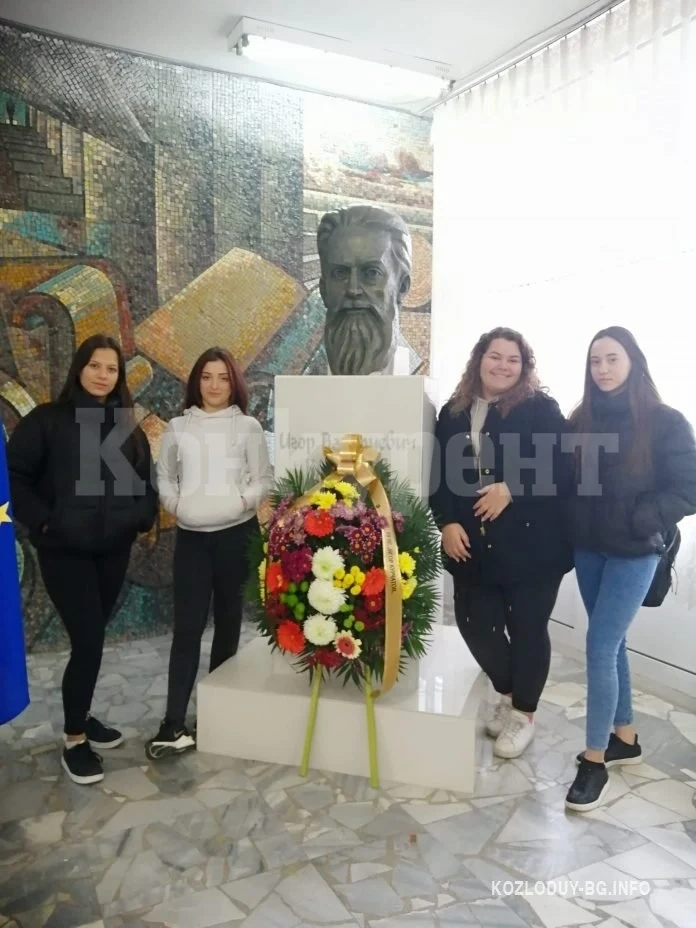 Ученици поднесоха венци по случай 119 години от рождението на Игор Курчатов