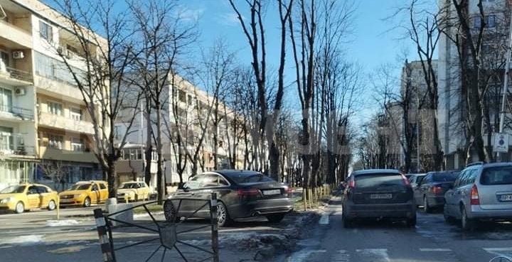 Вижте как паркират тарикатите във Враца СНИМКА 