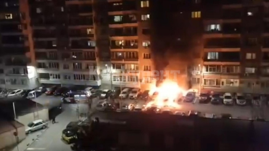 Клошар накладе огън, за да се стопли – изгори 3 автомобила