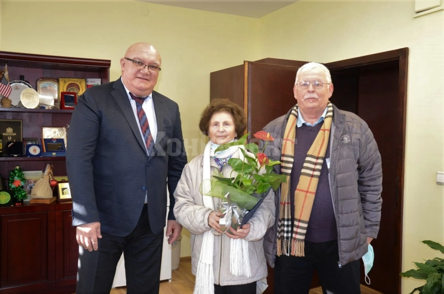 Кметът на общината изпрати поздравление и подаръци за столетник от Видин