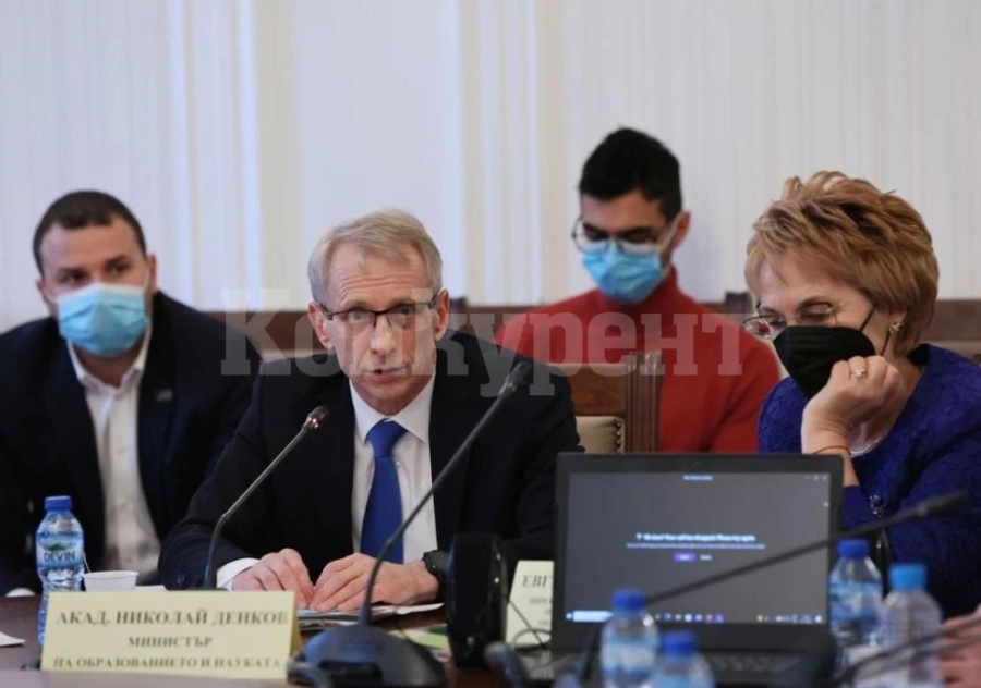 В МОН обсъждат дали следващата учебна година може да започне по-рано