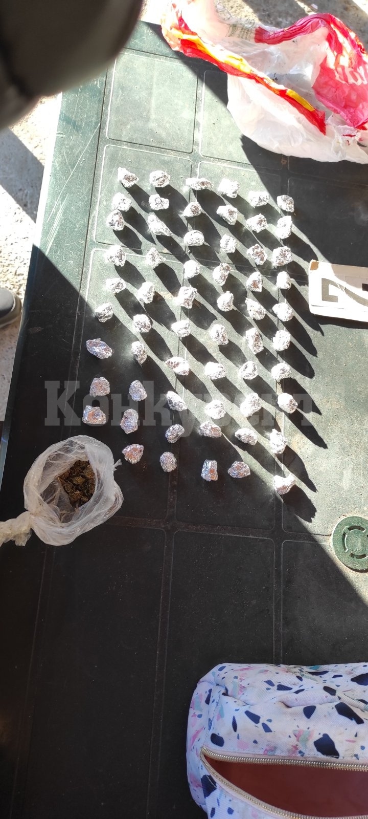 След донос! Ченгетата нахлуха в две жилища в Лом и откриха голямо количество дрога СНИМКИ