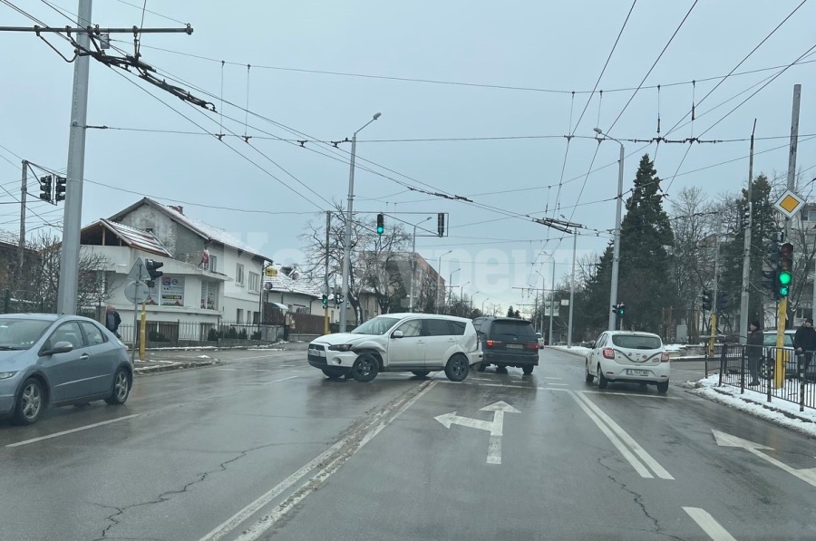 Шофьори се удариха яко на кръстовище във Враца СНИМКИ