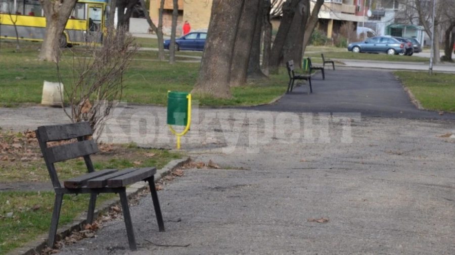 Нови пейки са поставени във видински парк