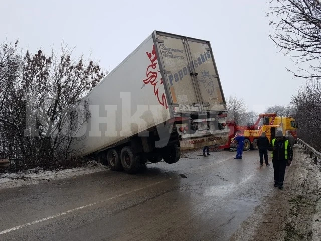 Хайде на пързалката! Пътят Враца - Оряхово е опасен за движение - ТИР и автовоз са в канавката