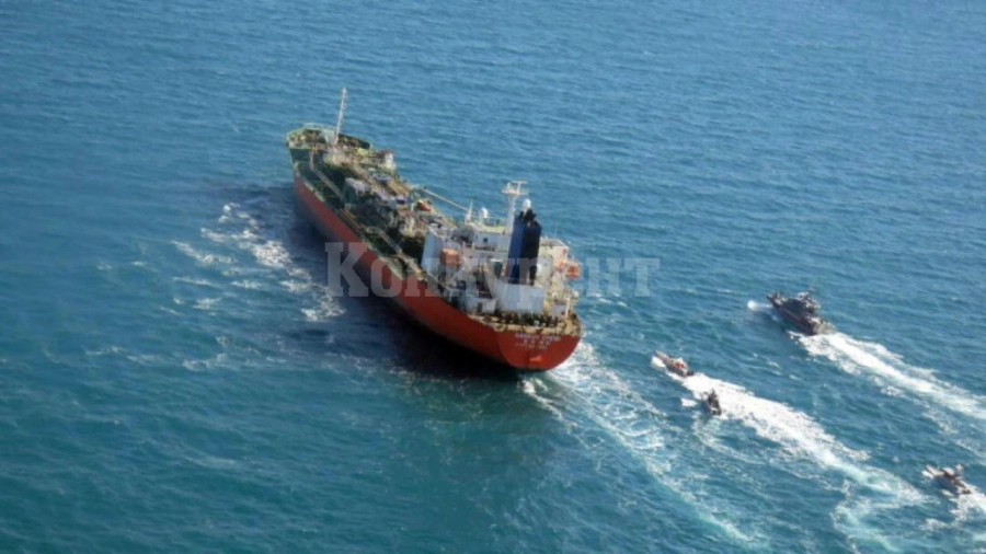 Пожар на танкер със 700 тона мазут в Черно море