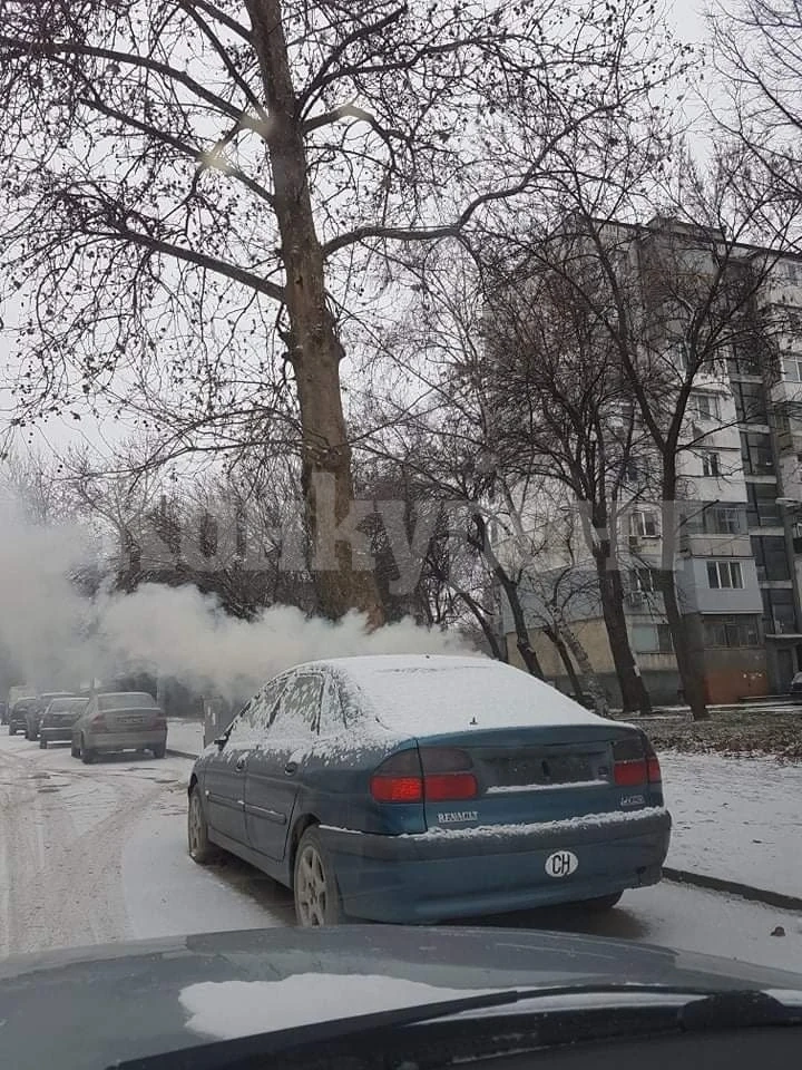 Кола се запали на оживен булевард във Видин СНИМКИ
