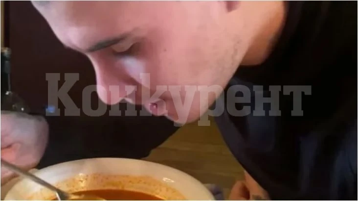 Зрелище! Синът на Ценко Чоков се пусна на ВИДЕО как яде супа за 30 лв в Банско и брои лъжичка по лъжичка