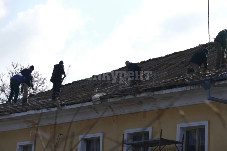 Ремонтират покрива на читалището в Бърдарски геран СНИМКИ