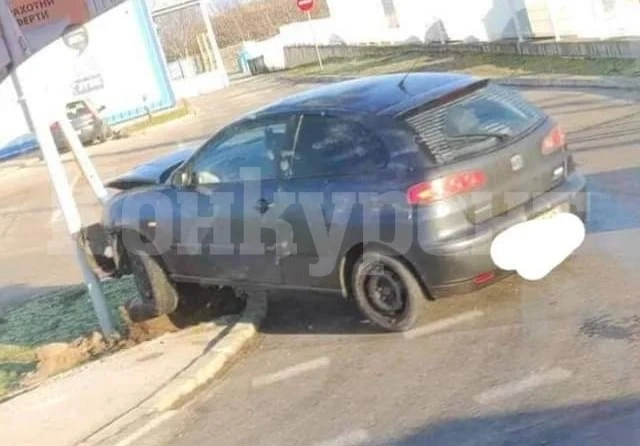 Шофьор се заби в бариерата на хипермаркет СНИМКА