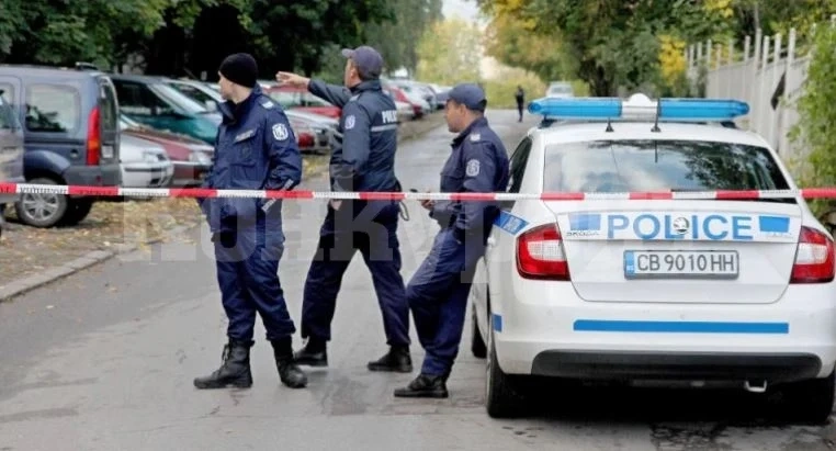 Екшън в Петрич! Психично болен скочи върху патрулка и...