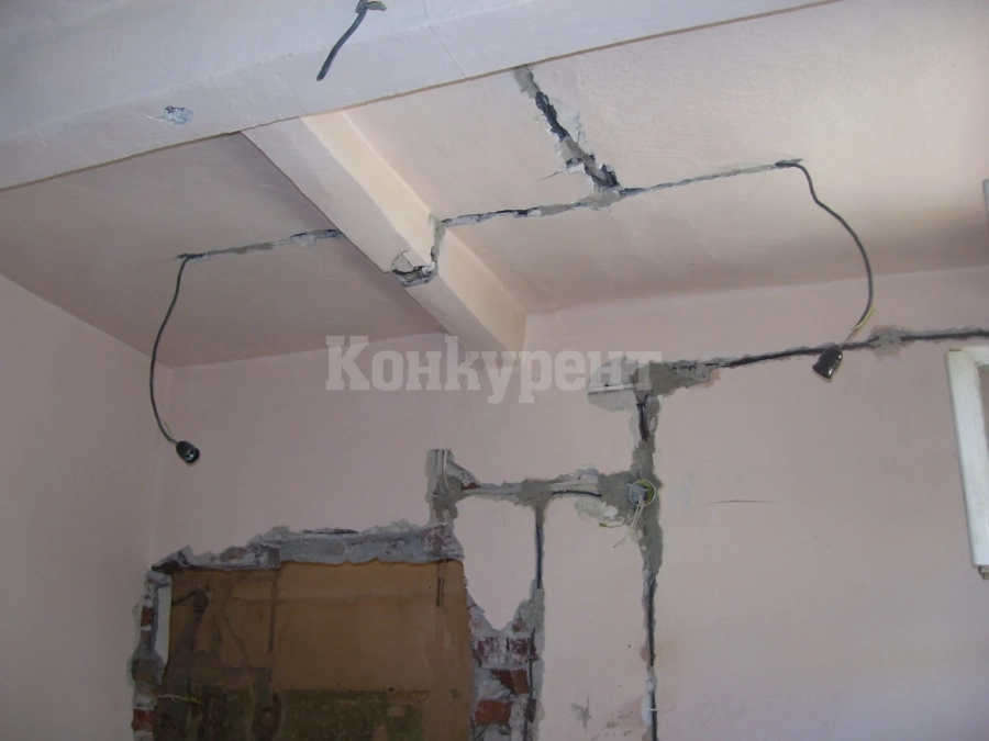 Закоравели крадци разрушиха къща във Врачанско, изтръгнали дори кабелите от стените
