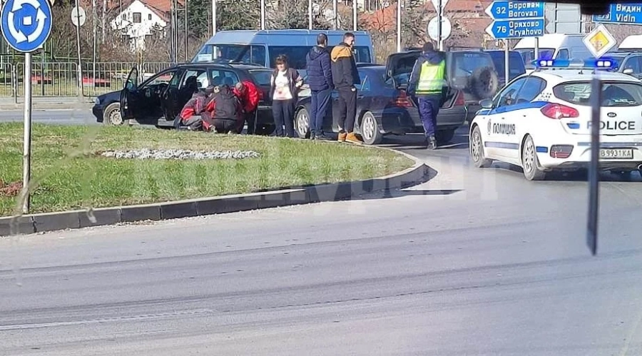 Две коли се натресоха на възлово кръстовище във Враца СНИМКИ