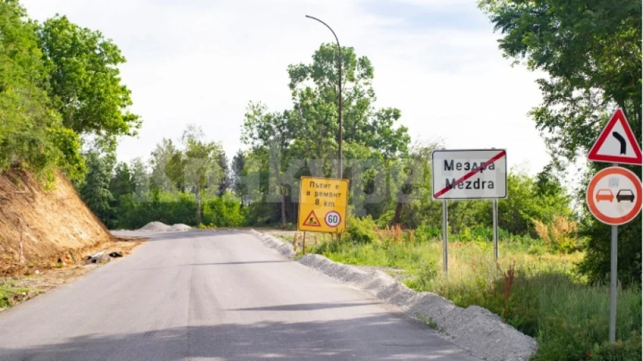Близо 900 подписа за ремонт на път в Мездра