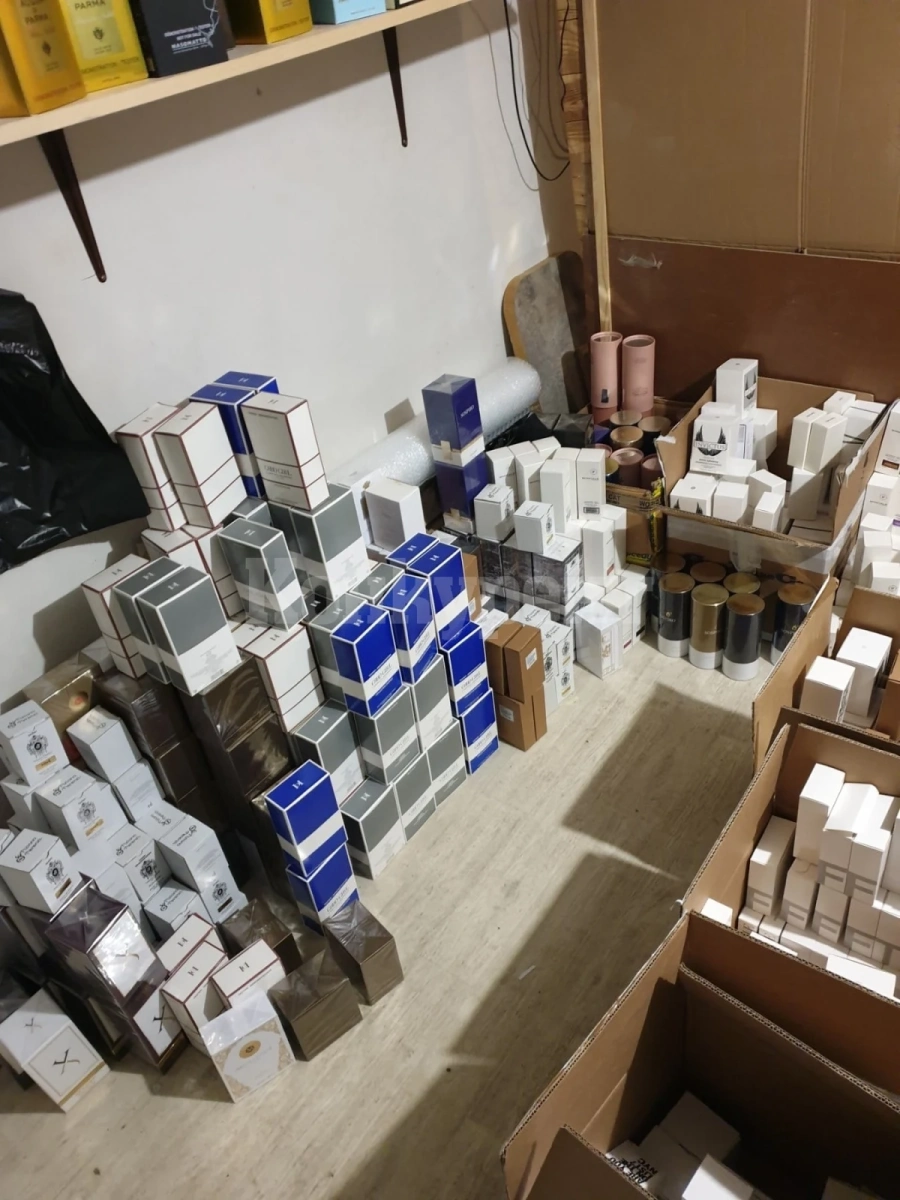Задържаха мъж, продавал парфюми, имитиращи защитени търговски марки