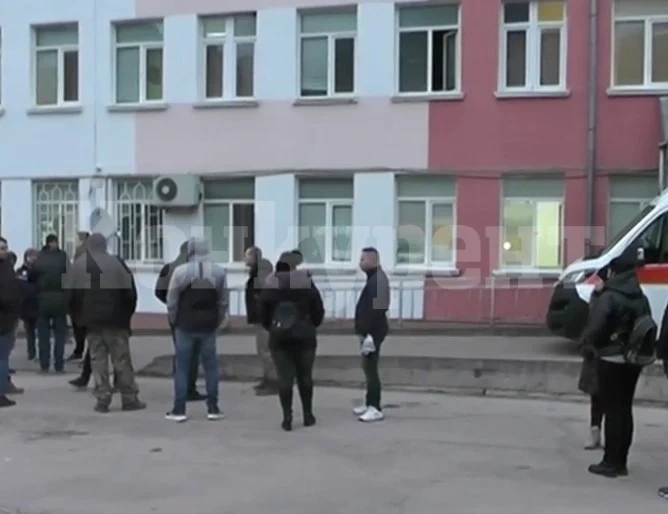 Врачани се събраха на мирен протест пред болницата заради починалата жена