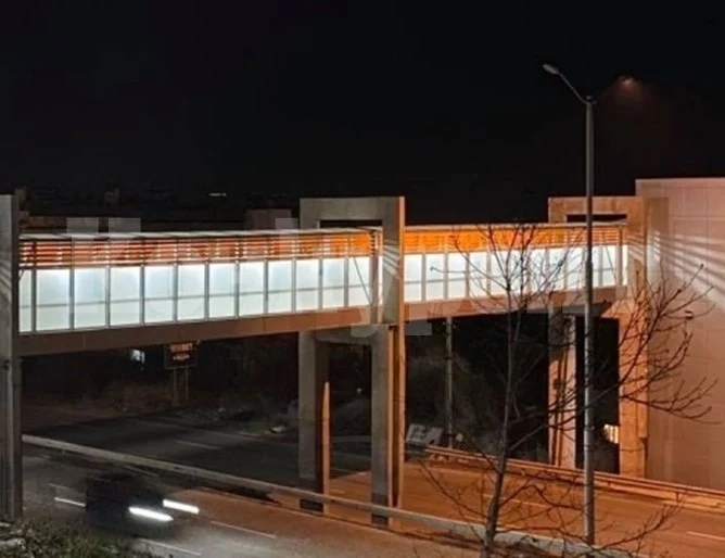 Непълнолетно момиче проби гипсокартон с ритници в надлез