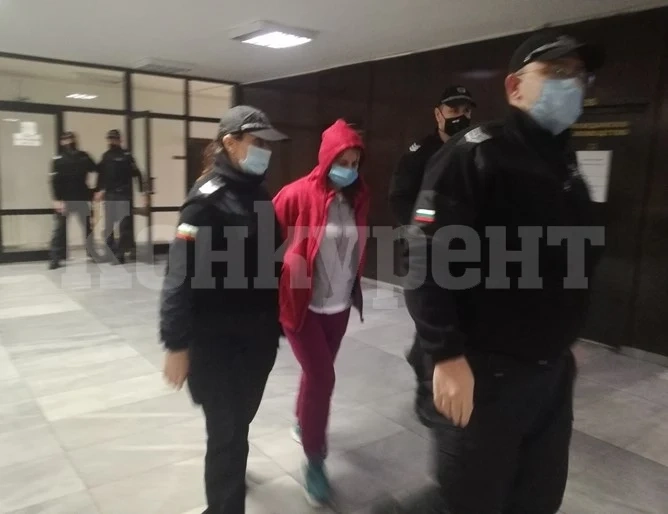 Майката, убила двете си деца в Сандански, припадна в съдебната зала в Благоевград