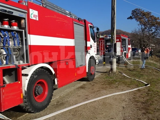 Горя двора на училище в ромски квартал в Монтана