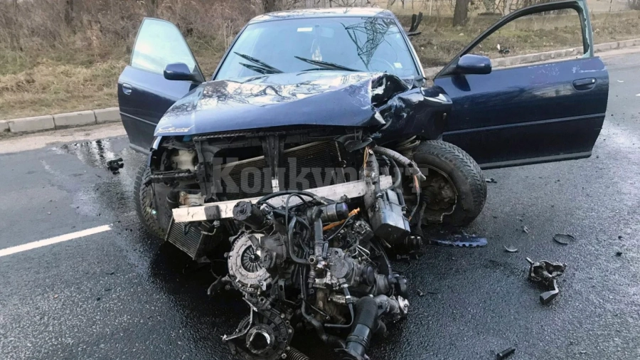 Неопитна водачка разби колата си в бетонен блок
