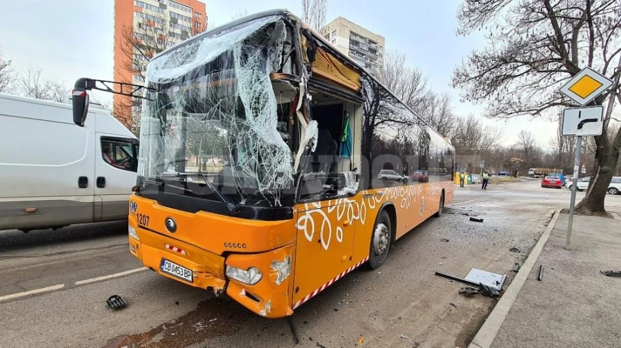 Автобус, кола и камион катастрофираха в София