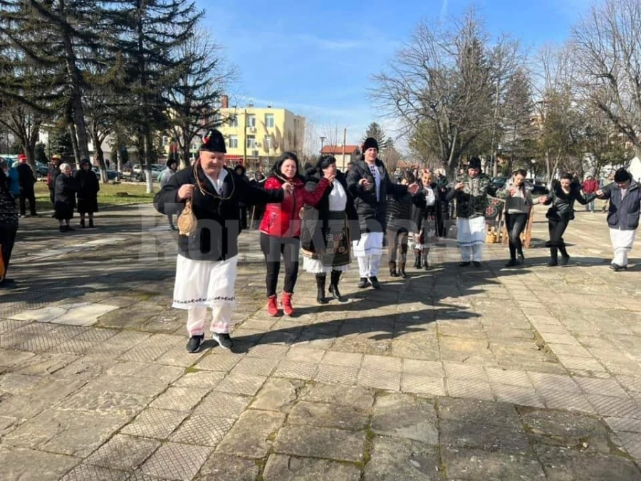Кметът на Козлодуй се хвана на хоро в Хърлец заради... СНИМКИ