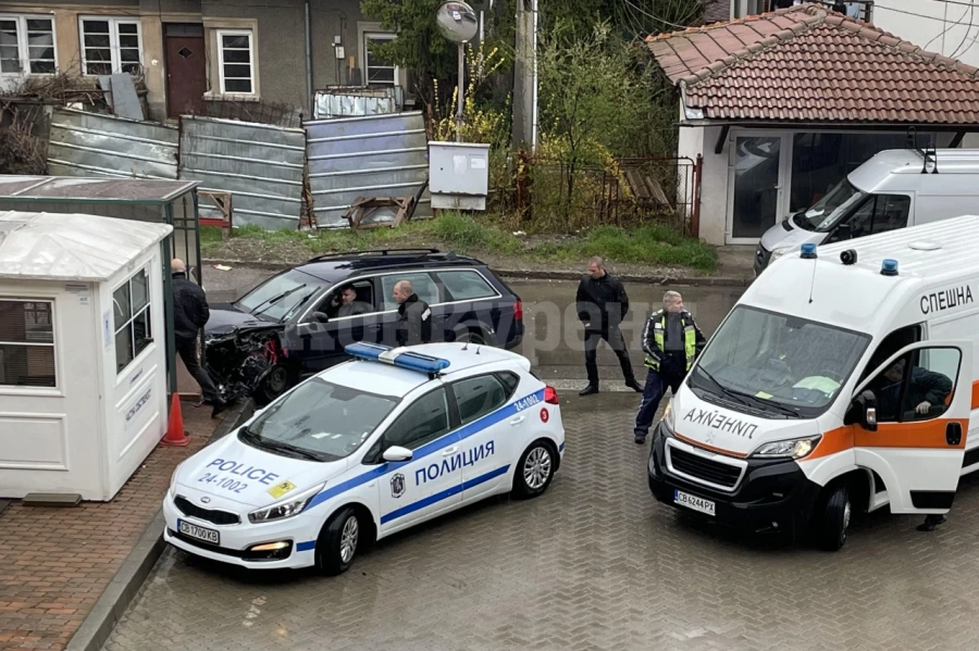 Шофьор блъсна пиян пешеходец, докато карал на задна, прати го в болница