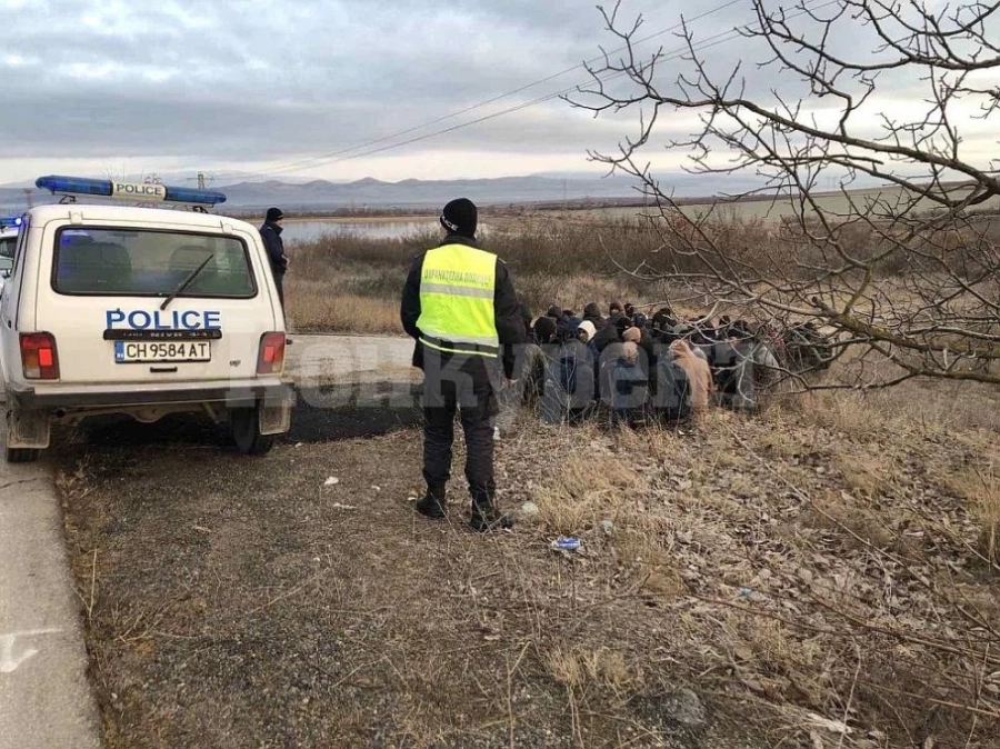 Заловиха голяма група мигранти край Нова Загора