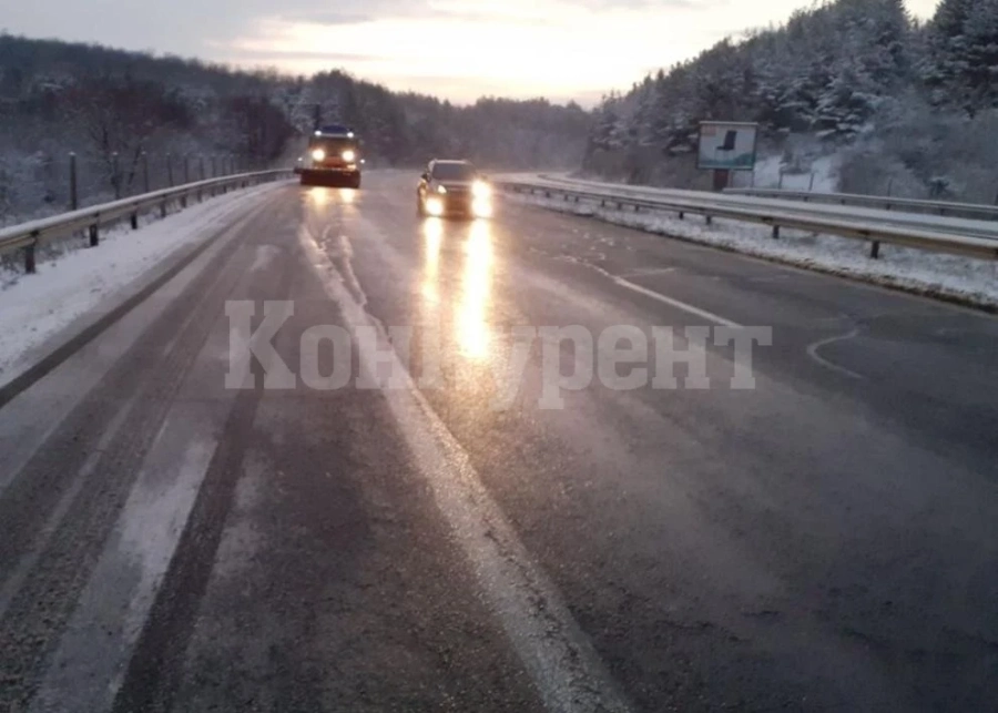 АПИ: Шофьорите, които ще пътуват към Западна България, да се подготвят за зимни условия