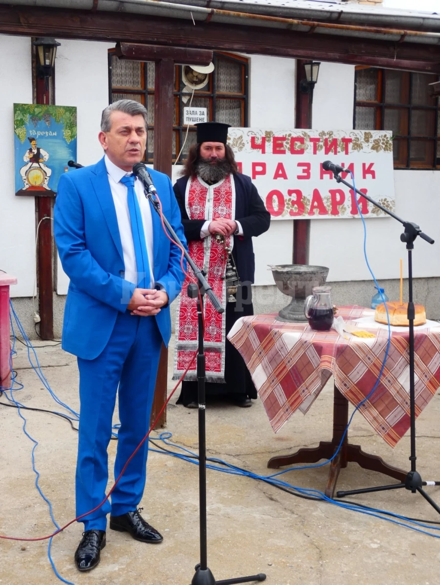 С конкурс за най-добро вино и богата фолклорна програма ломчани отпразнуваха Деня на лозаря