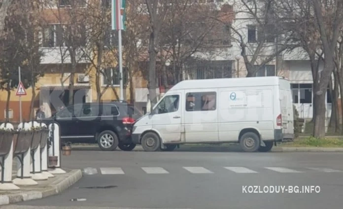 Джип и бус се помляха в Козлодуй