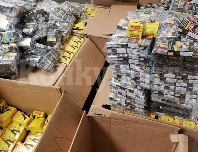 Митничари откриха 127 000 къса контрабандни цигари, увити в чорапи