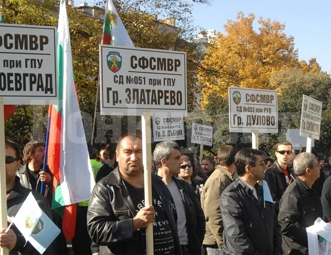 Полицаи и надзиратели излизат на протест