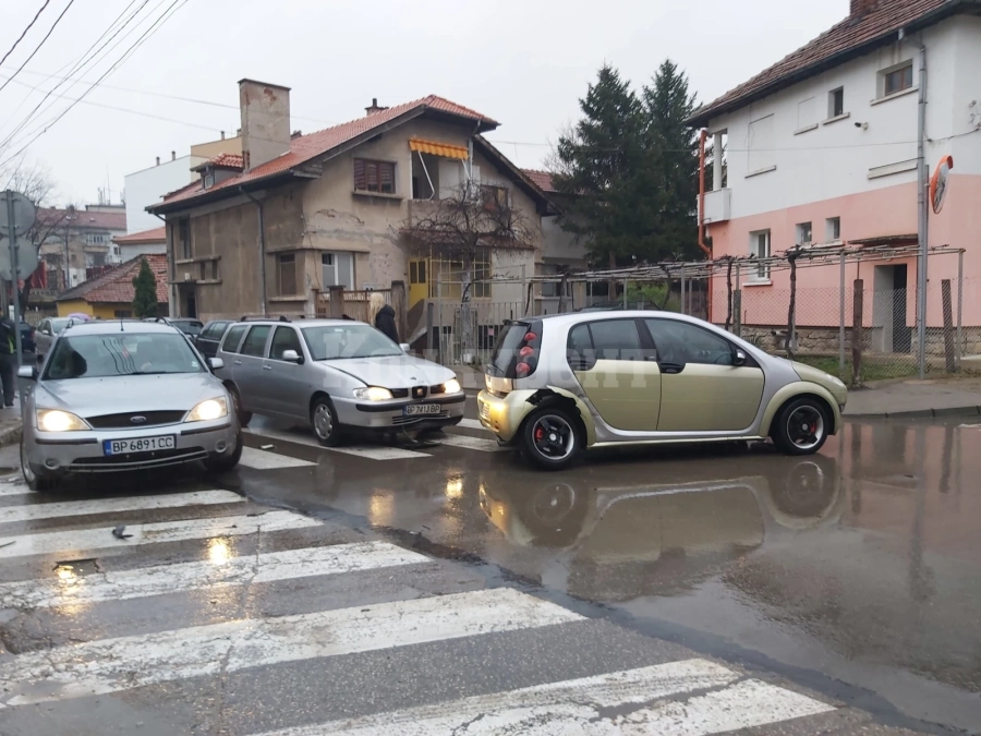 За добро утро! 3 коли се удариха на кръстовище във Враца СНИМКИ 