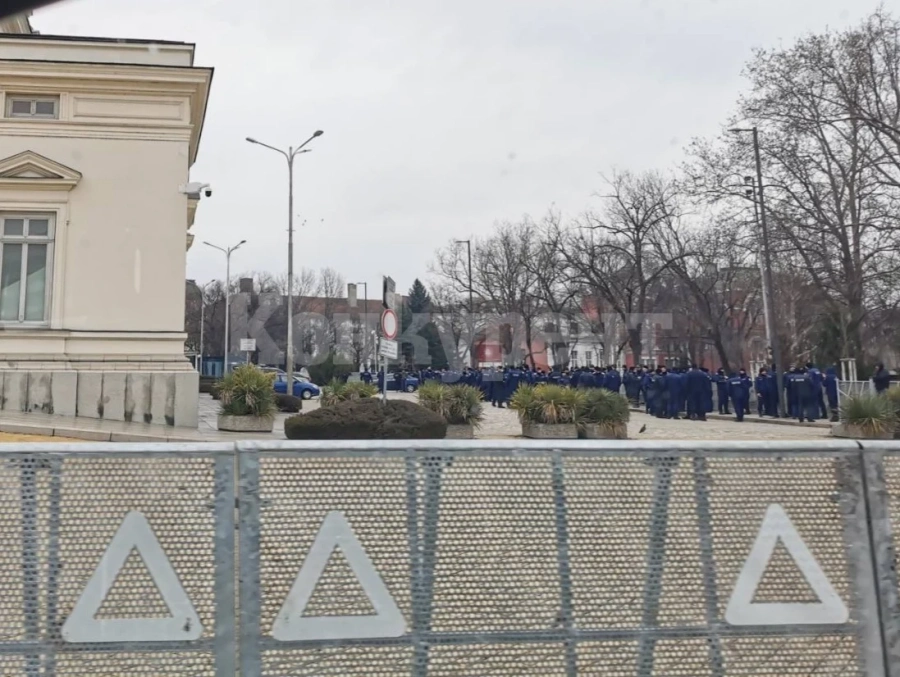 Вижте какво се случва край парламента СНИМКИ