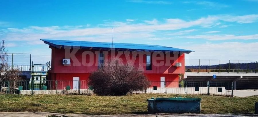 Оправиха покрив на спортния комплекс в Ружинци