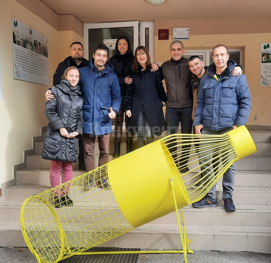 Младежки работници поставят „шишеяди“ в три училища във Враца